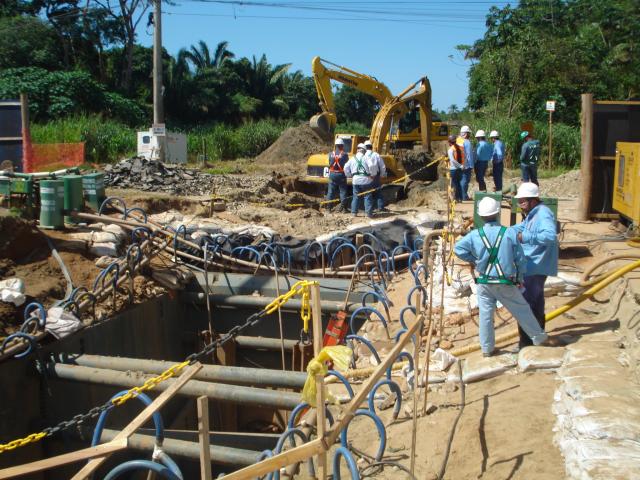 Travessia_da_rodovia_gasoduto_Petrobras_caragu.JPG